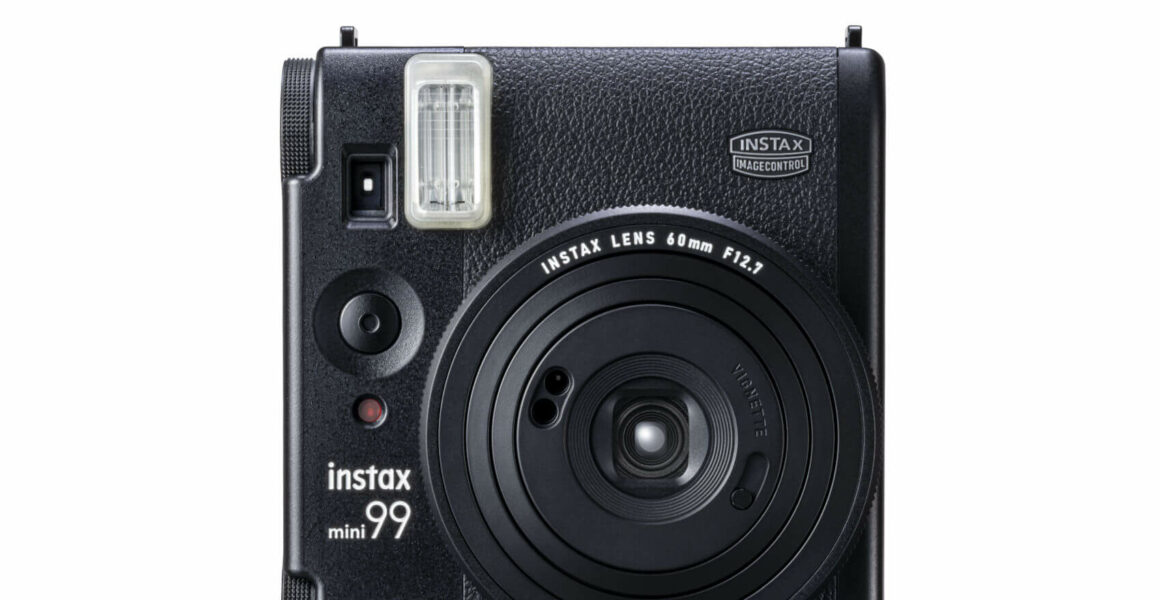 Instax Mini 99 fotoaparát na bílém pozadí, ukazující jeho kompaktní design a funkce