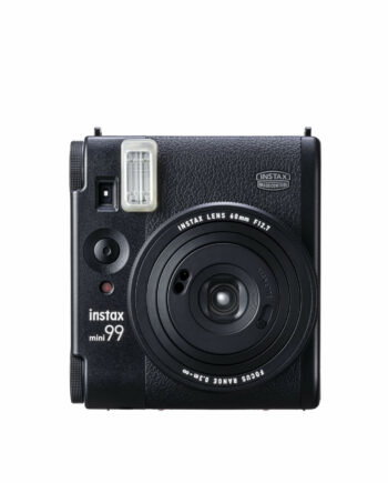 Instax Mini 99 fotoaparát na bílém pozadí, ukazující jeho kompaktní design a funkce