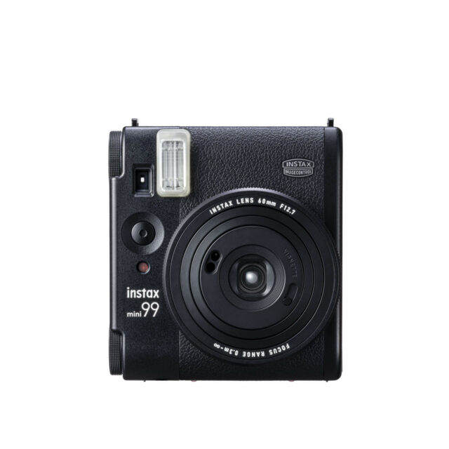 Instax Mini 99 fotoaparát na bílém pozadí, ukazující jeho kompaktní design a funkce